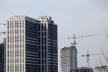 Fototapeta na wymiar new multi-storey buildings in the city