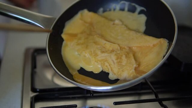Creaci&oacute;n de una tortilla francesa para desayunar