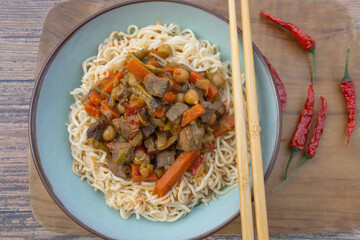 nouilles chinoises au boeuf et légumes	