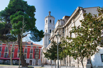Plaza universidad y torre campanario catedral de Valladolid, Castilla y León