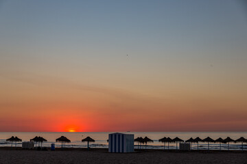 Obraz premium sunrise with beautiful colors at malvarosa beach of the City of valencia, costa blanca, spain