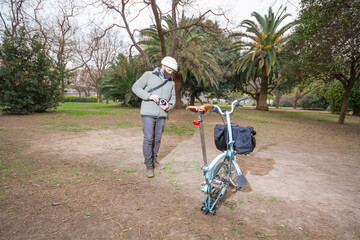 Man in a medical mask chooses to ride a bicycle © Jose Prieto/Wirestock