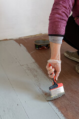 Malowanie starej podłogi z desek na kolor jasnoszary. - obrazy, fototapety, plakaty