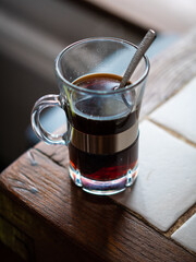 Café chaud sur coin de table