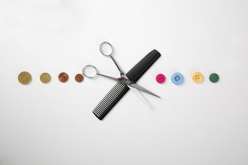 Abgeschnittener Zopf mit Schere und Kamm