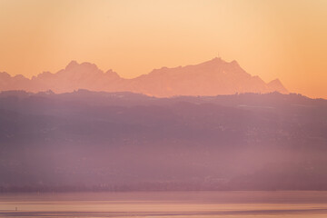 Sonnenuntegang und Abendstimmng am Bodensee; Blick vom Hoyerberg in Lindau auf den Bodensee, Appenzeller Hügelzug und das Alpsteinmassiv mit Säntis und Altmann im rotglänzenden Abendlicht