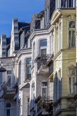 Balkone und Erker an Häuserzeile im Jugendstil in Flensburg.