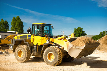 Fototapeta na wymiar Wheel loader transports gravel on a construction site 2830