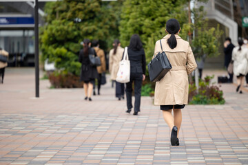 Obraz premium スーツ姿で歩く女性の後ろ姿