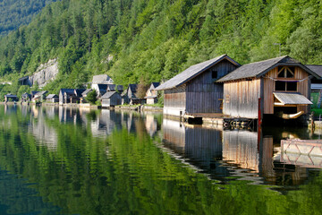 Fototapeta na wymiar docks on the lake / hallstatt, austria