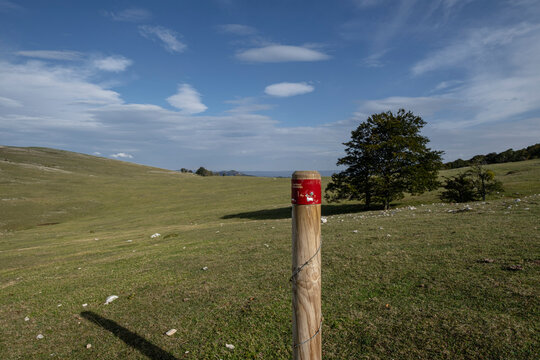baliza del trekking de gran recorrido GR282, Parque Megal&iacute;tico de Legaire, campas de Legaire , &Aacute;lava, Pais Vasco, Spain