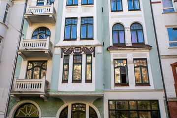Stuckbekrönung über Erkerfenster, mit Adler und  Stadtwappen von Flensburg in Jugendstilhaus in Flensburg.