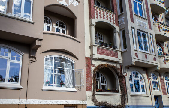 Loggia mit originaler Verglassung und Rundbogen  in Haus im Jugendstil in Flensburg.