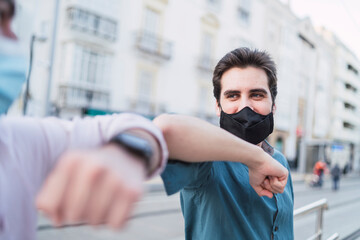 Saludo con distancia de seguridad y mascarilla por covid 19