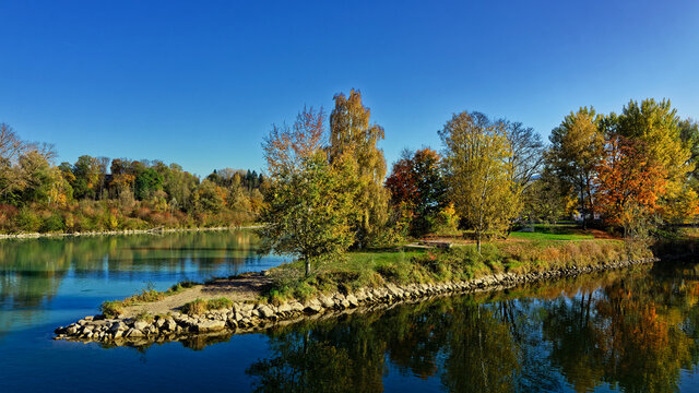 Herbst am Innspitz in Rosenheim. Die Einm&uuml;ndung der Mangfall in den Inn. Panorama mit letztem Tageslicht.