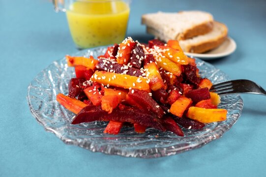 Vegetable pomfrits with sesame seed , bread and smoothie.