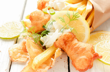 Backfisch Pommes Frites Tüte Portion Take Away Fisch gebacken