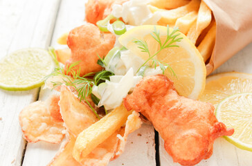 Backfisch Fish and Chips mit Pommes Frites Fisch gebacken Portion Tüte Take away
