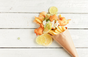 Backfisch Fisch and Chips Kartoffelchips Pommes gebackener Fisch Overhead 