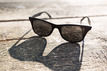 Sonnenbrille liegt auf einem Holzuntergrund
