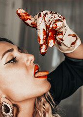 chica rubia con guantes manchados de sangre
