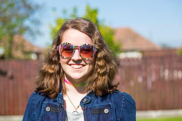 Lächelndes Mädchen mit Retro Sonnenbrille, Teenager, Portrait
