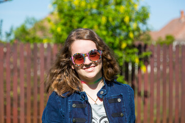 Lächelndes Mädchen mit Retro Sonnenbrille, Teenager, Portrait