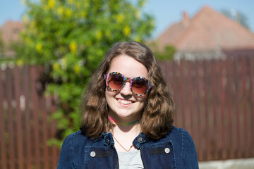 Lächelndes Mädchen mit Retro Sonnenbrille, Teenager, Portrait