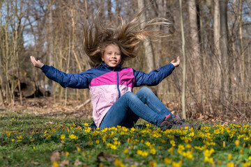 Portr&auml;t eines jungen, h&uuml;bschen, nachdenklich oder frechen M&auml;dchens. Der Fr&uuml;hling schickt den Winter nach Hause! Lebensfreude, Gl&uuml;ck, Gesundheit, Freiheit sind Motivation nach Covid 19 Einschr&auml;nkungen.