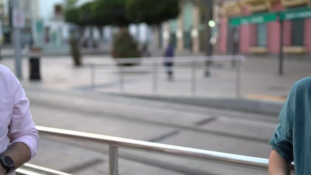 Saludo codo con distancia de seguridad por covid 19