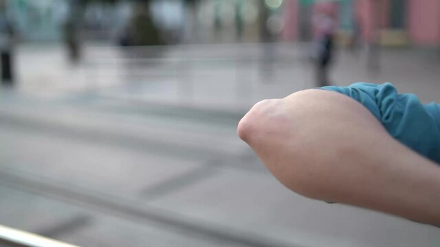 Saludo codo con distancia de seguridad por covid 19