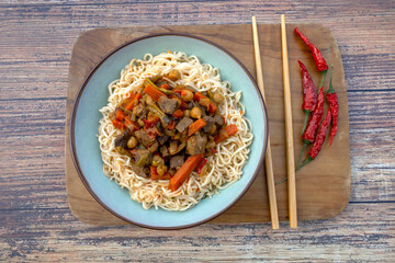nouilles chinoises au boeuf et légumes	