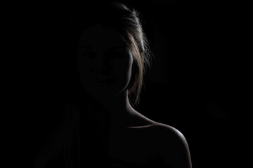 Silhouette einer Frau auf Schwarz. - obrazy, fototapety, plakaty