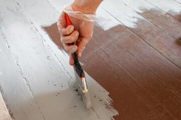 Malowanie starej podłogi z desek na kolor jasnoszary. - obrazy, fototapety, plakaty