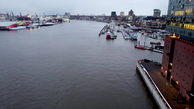 Zeigen der Landungsbrücken im Hamburger Hafen an der Elbe