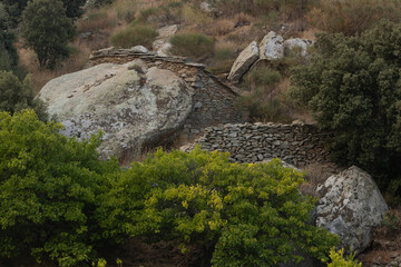 traditinelles Steinhaus mit Steinmauer auf Ikaria
