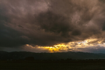 夕陽と山。長野県。日本。
