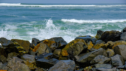 Fototapeta na wymiar waves crashing on the rocks