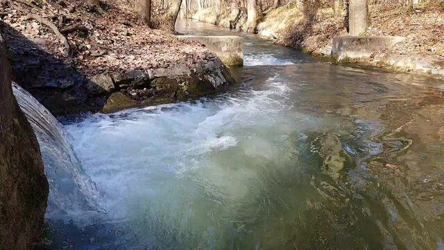 Bach mit kleinem Wasserfall im Siebentischwald Stadtwald Augsburg Zigeunerbach m&uuml;ndet in Siebenbrunner Bach 