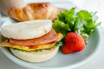 イングリッシュマフィン　クロワッサン　朝食