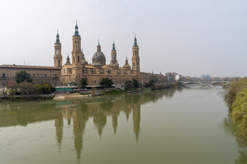 Fototapeta na wymiar view of the historic cathedral in Zaragoza and the Ebro River