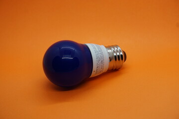 foco azul en fondo naranja