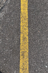 striscia gialla strada linea gialla asfalto 