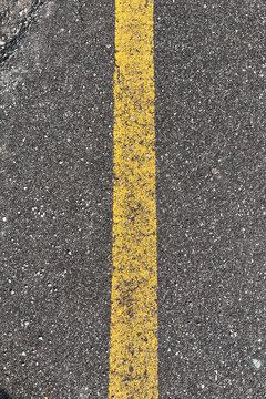 striscia gialla strada linea gialla asfalto 