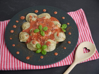 Nudeltaschen mit Tomatensauce