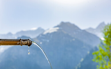 Quellwasser aus einem Brunnen im Gebirge