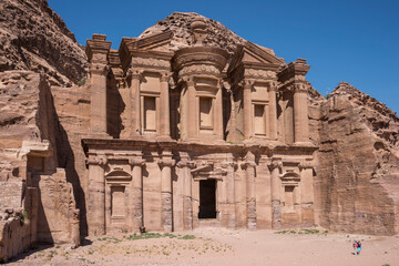 Vista del edificio del Monasterio excavado en la roca en Petra, Jordania