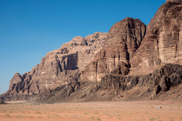Fototapeta premium Montañas rocosas en el desierto de Wadi Rum de Jordania