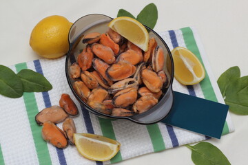 mussels in plates with lemons