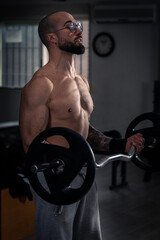 culturista entrenando en el gimnasio